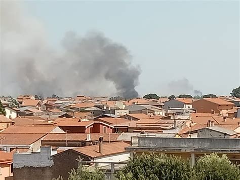 Vasto incendio a San Gavino, le immagini dello spegnimento